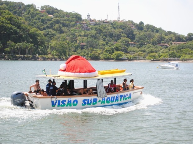 Marinheiro constrói barco com fundo de vidro para passeios em Ubatuba (Foto: Vinícius Nadena/Arquivo Pessoal)