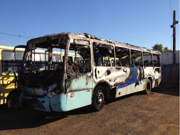 ônibus pegou fogo (Foto: Alberto D'angele / RPC TV)