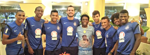 Neguinho da Beija-Flor visita elenco do Bahia no Rio de Janeiro (Foto: Divulgação/E.C. Bahia)