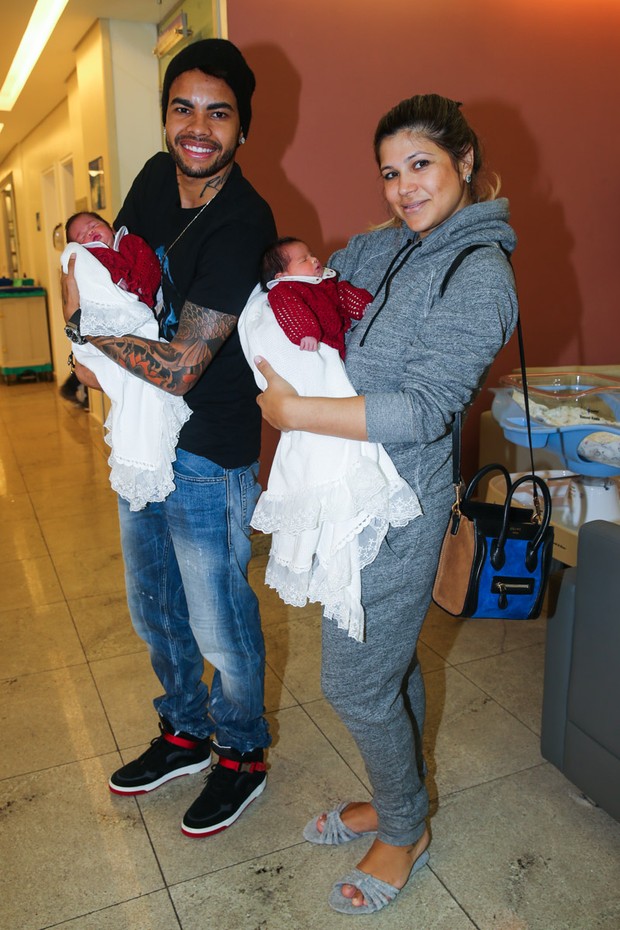 Dentinho e Dani Souza deixam a maternidade com as filhas Rafaella e Sophia (Foto: Manuela Scarpa /Foto Rio News) Dentinho e Dani Souza deixam a maternidade com as filhas Rafaella e Sophia (Foto: Manuela Scarpa /Foto Rio News)