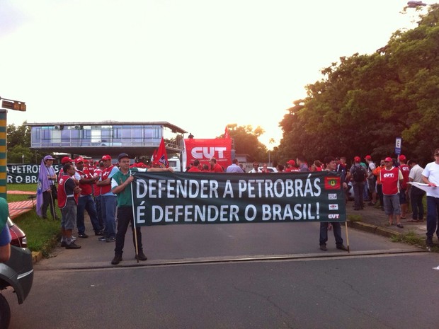 Sindicalistas protestam em frente à Refap, em Canoas (Foto: Giulia Perachi/RBS TV)