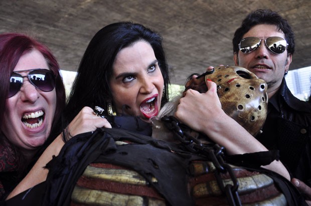 Liz Vamp, filha de Zé do Caixão, posa simulando uma mordida de vampiro em homem vestido como o personagem Jason, de 'Sexta-Feira 13' (Foto: Cris Faga/Fox Press Photo/Estadão Conteúdo)