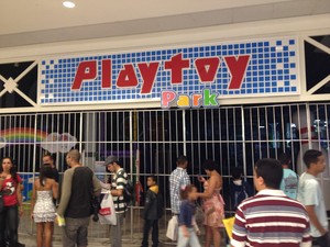 Após tiroteio no Carioca Shopping, na tarde desta sexta-feira (12), Playtoy Park foi fechado ao público no subúrbio do Rio (Foto: Renata Soares/G1)