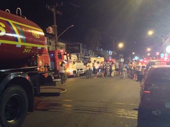 Trecho da via foi interditado para a operação dos bombeiros (Foto: Wanessa Andrade / TV Globo)