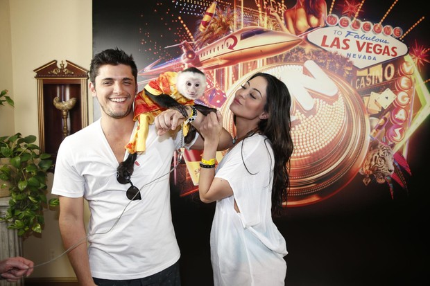 Bruno Gissoni e Carol Castro se divertem com macaquinho em Las Vegas (Foto: Felipe Panfili/AgNews)