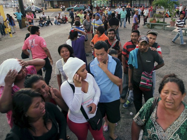 Venezuelanos passam cerca de cinco horas na fila por semana para comprar produtos básicos (Foto: Reuters/Isaac Urrutia)