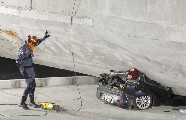 A segunda vítima fatal do desabamento do viaduto estava presa nas ferragens de um veículo de passeio (Foto: AP Photo/Victor R. Caivano)