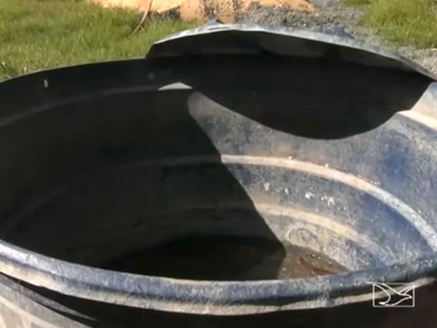 Tampar recipientes é uma das ações encontradas para diminuir risco da dengue (Foto: Reprodução/TV Mirante)
