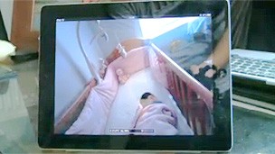 Com o uso de câmeras, os pais conseguem monitorar o bebê com o uso de um tablet (Foto: BBC)