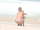 Catia Paganote curte dia de praia com a filha no Rio