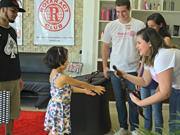 Larissa entregou seu cabelo para ong que vai transformar em peruca para crianças com câncer (Foto: Janine Brasil/G1)