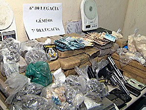 Polícia estima cerca de 60 quilos de drogas. (Foto: Imagens/TV Bahia)