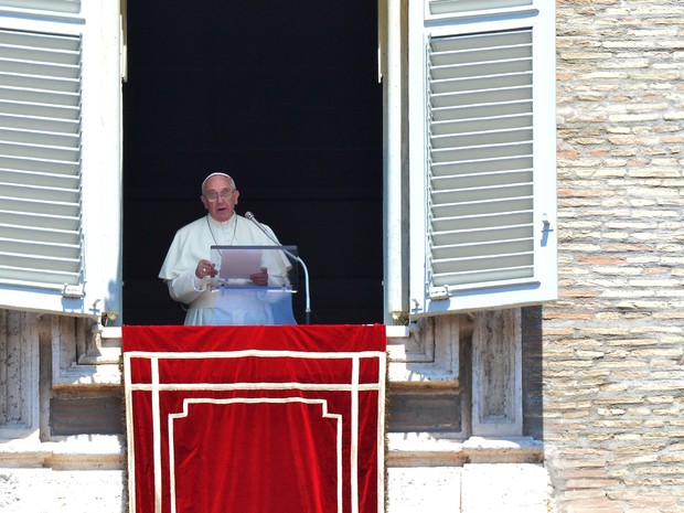  Papa Francisco fala aos peregrinos reunidos na Praça de São Pedro, no Vaticano, neste domingo (1) (Foto: Vincenzo Pinto/AFP Photo)