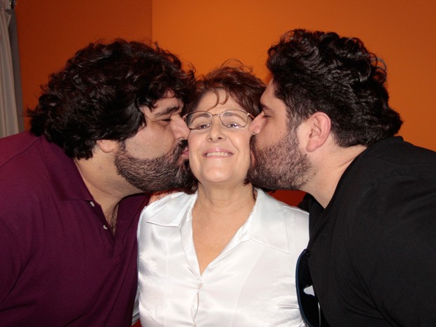 César Menotti &amp; Fabiano fazem um carinho na mãe Elsi (Foto: Marcos Mazini/Gshow)