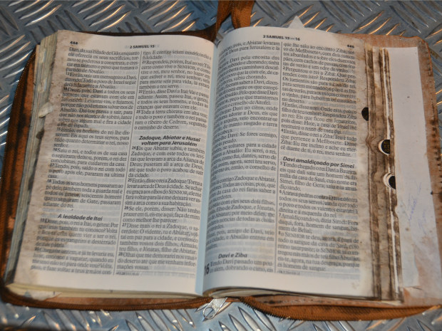 Bíblia é achada 'intacta' em explosão de carretas que causou duas mortes (Foto: Igor Santana/ Costa Rica em Foco)