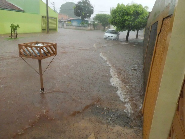 Chuva alaga rua na Vila Nha-Nhá em Campo Grande MS (Foto: Oswaldo Benites/VC no G1 MS)