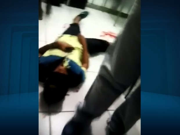 Vídeo mostra um dos adolescentes após ser atingido por tiro em escola de Três Corações (Foto: Reprodução/EPTV)