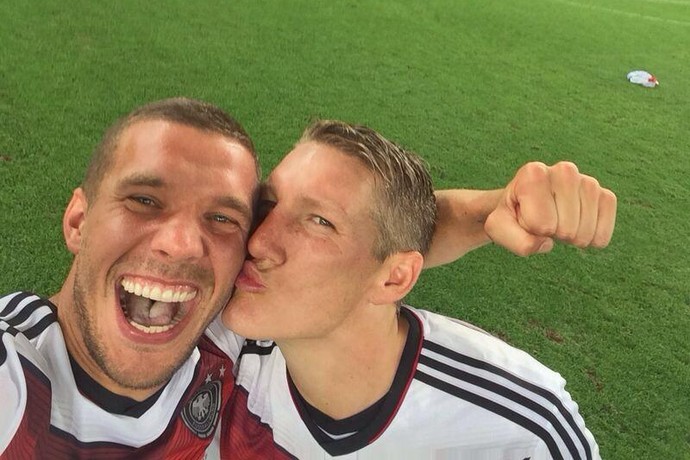 Podolski posta foto recebendo beijo de Schweinsteiger após título alemão (Foto: Reprodução/Twitter)