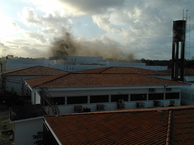Imagens mostram fumaça saindo do pavilhão 2 da Penitenciária Estadual de Parnamirim (Foto: Divulgação/Polícia Militar)