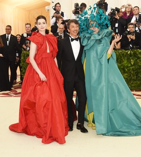 Anne Hathaway, Pierpaolo Piccioli e Frances MacDormand no Met Gala de 2018