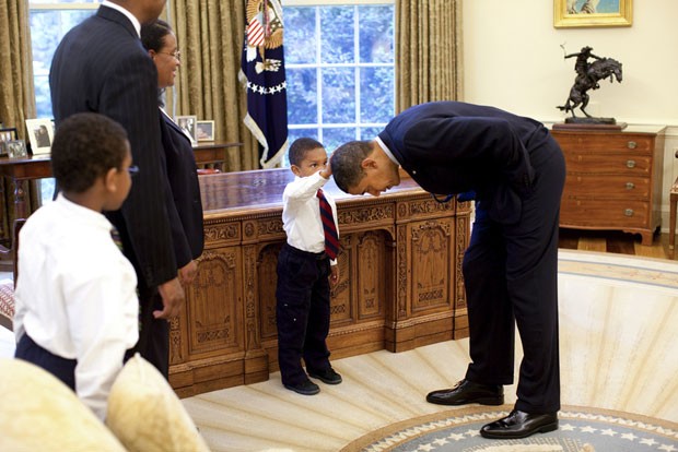 Foto de Obama abaixando para que o menino toque sua cabeça está pendurada na Casa Branca (Foto: The New York Times/Pete Souza/Casa Branca)