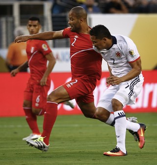 Alberto Rodriguez e Carlos Bacca Peru x Colômbia (Foto: AP) Alberto Rodriguez e Carlos Bacca Peru x Colômbia (Foto: AP)