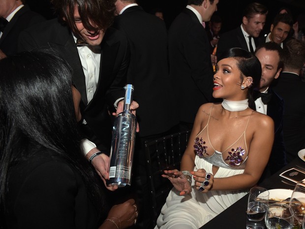 Rihanna recebe bebida personalizada em evento em Los Angeles, nos Estados Unidos (Foto: Jason Kempin/ Getty Images/ AFP)