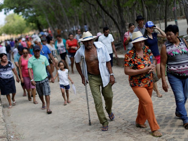 Subida à colina do Horto é um dos percursos da Romaria de Finados em Juazeiro do Norte (Foto: Ueslei Marcelino/Reuters)