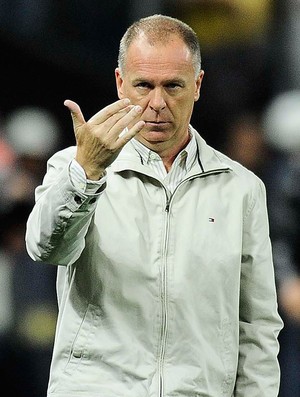 Corinthians cresce, e Mano Menezes dá resposta depois de aviso prévio