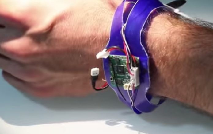 Nixie preso ao pulso (Foto: Reprodução/YouTube)