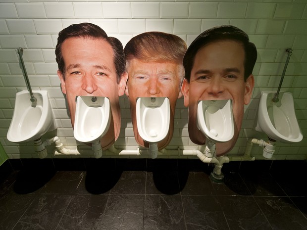m pub inglês instalou urinóis com as imagens dos três principais pré-candidatos do Partido Republicano à presidência dos EUA (Foto: Justin Tallis/AFP)