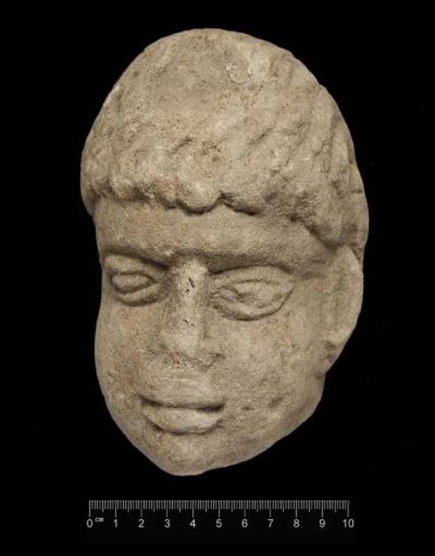 A cabeça romana foi encontrada pela Universidade de Durham no Forte Binchester  (Foto: Universidade de Durham )