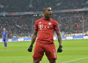 Douglas Costa gol Bayern x Olympiacos (Foto: AP)