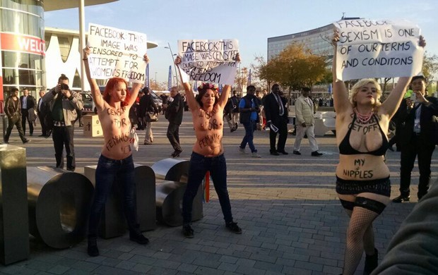 Ativistas protestaram de topless na frente de local onde Zuckerberg discursou, em Barcelona, durante MWC (Foto: G1)