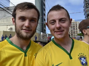 Os ingleses Eliot e Kyle aguardavam a vitória brasileira Espírito Santo (Foto: Geovana Chrystêllo/ G1) Os ingleses Eliot e Kyle aguardavam a vitória brasileira Espírito Santo (Foto: Geovana Chrystêllo/ G1)