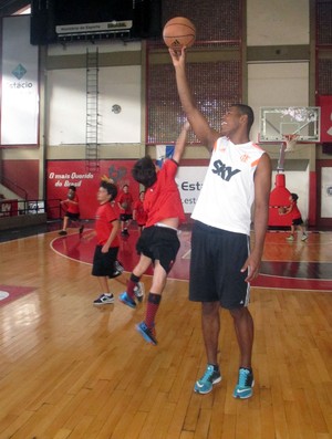 Jogadores flamengo basquete crianças escolinha (Foto: Amanda Kestelman) Jogadores flamengo basquete crianças escolinha (Foto: Amanda Kestelman)