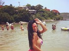 Solange Gomes exibe o popozão em dia de praia