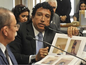 O presidente da Comissão Parlamentar de Inquérito (CPI) da Pedofilia no Senado, Magno Malta, mostra álbuns de fotos apreendidos em diligências no Amazonas (Foto: José Cruz/ABr))
