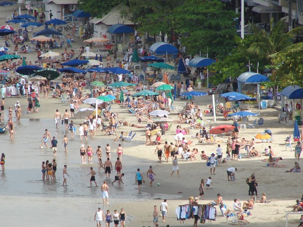 Turistas aproveitaram feriado para ir à praia (Foto: Jaime Batista da Silva/Divulgação)