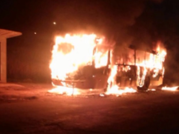 Ônibus foi incendiado no bairro Santa Luíza, em Machado (Foto: Reprodução EPTV)