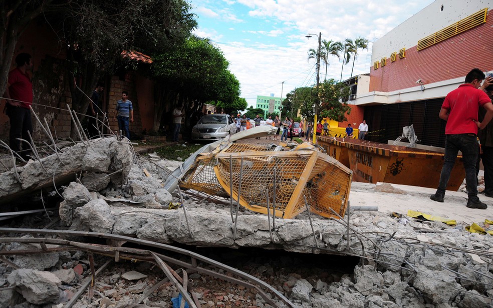 Destruição causada por explosões durante roubo a transportadora de valores em Ciudad del Este, no Paraguai (Foto: Francisco Espinola/Reuters)