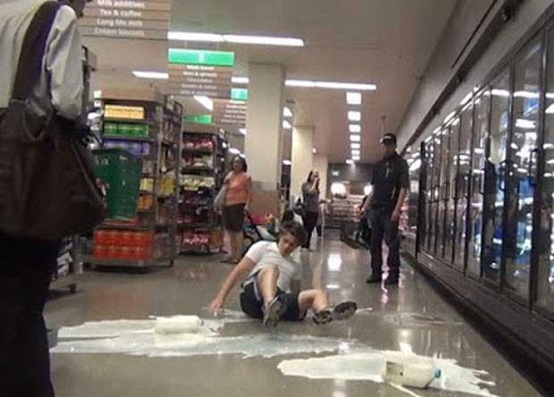 Adrian Van Oyen foi punido após fingir queda em supermercados (Foto: Reprodução/YouTube/AdrianVanOyen)