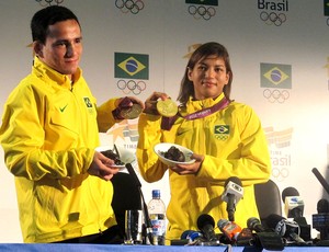 Sarah Menezes e Felipe Kitadai com as medalhas de Londres (Foto: Lydia Gismondi / Globoesporte.com)