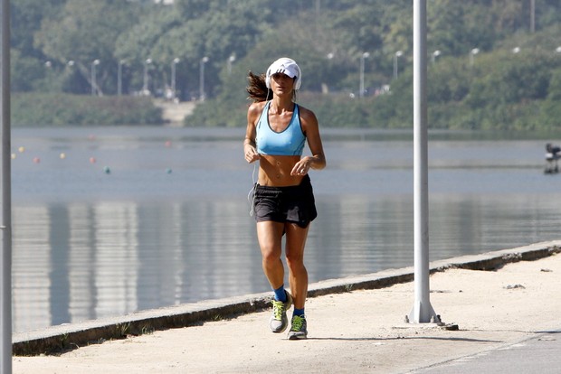 Cynthia Howllet corre na Lagoa (Foto: Gil Rodrigues / Foto Rio News)