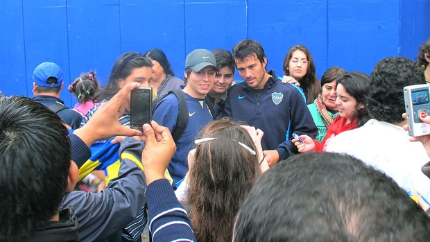 Darío Cvitanich cercado pela torcida do Boca Juniors (Foto: Alexandre Lozetti / Globoesporte.com)