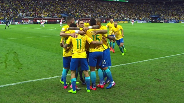 <p>
	E que belo gol! Coutinho recebe na direita, tabela com Paulinho, que devolve de calcanhar, o camisa 11 d&aacute; o tapa de perna esquerda, de chapa, no canto direito de Anthony Silva!!</p>
