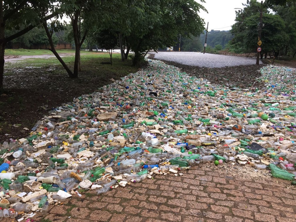Espuma tóxica deixa rastro de lixo em rua de Salto (Foto: João Conti Neto/Arquivo Pessoal)