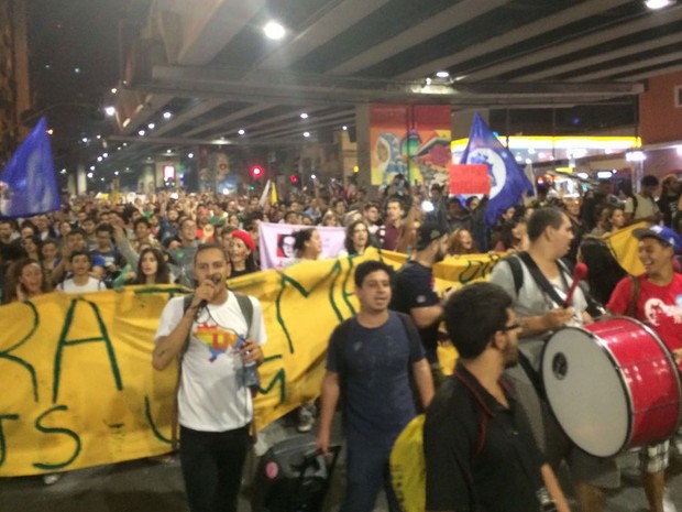 Manifestação segue pela Rua Amaral Gurgel, junto ao Minhocão (Foto: Paulo Toledo Piza/G1)