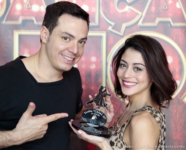 Carol e Leandro com o troféu (Foto: Domingão do Faustão/TV Globo)