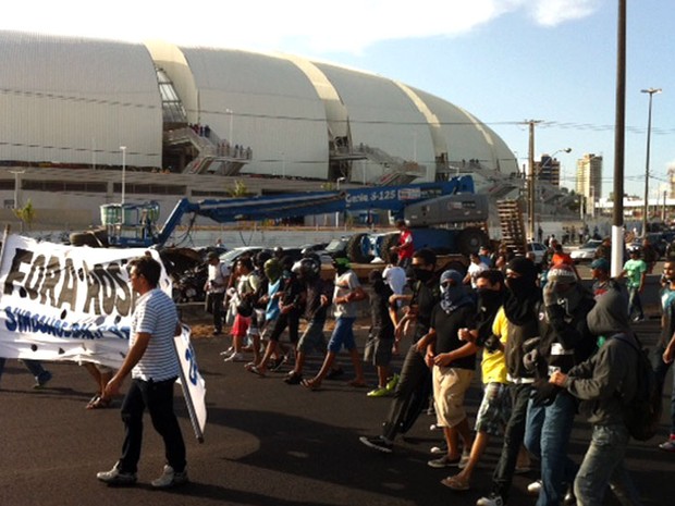 Manifestantes saíram às ruas de Natal para protestar contra os gastos da Copa e administração dos governos federal e estadual (Foto: Felipe Gibson/G1)
